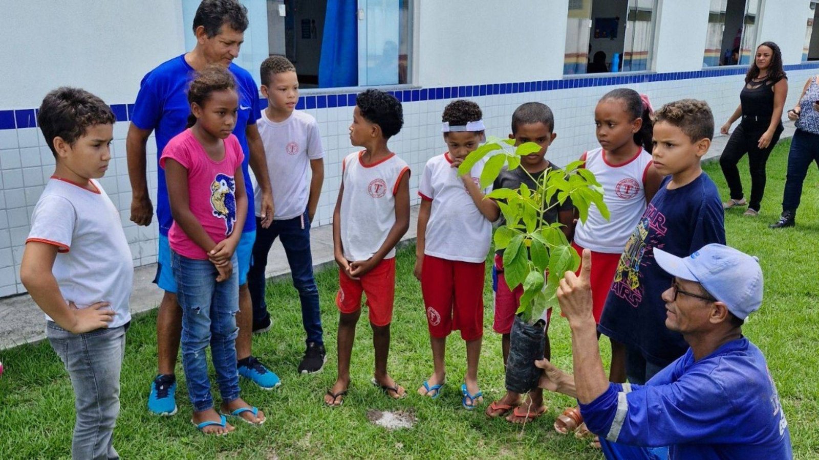 Prefeitura e EMBASA levam ação ambiental com plantio de mudas nativas e frutíferas a Escola Ismar Teixeira Guedes em Mucuri