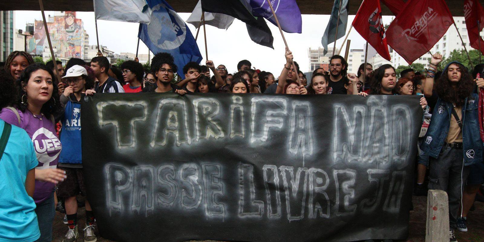 Estudantes protestam contra alta na tarifa do transporte por trilhos