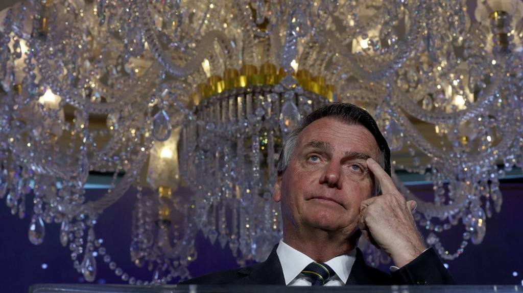 Bolsonaro tem relógio com diamantes, esmeraldas e rubis e 3 esculturas luxuosas no acervo pessoal, diz jornal