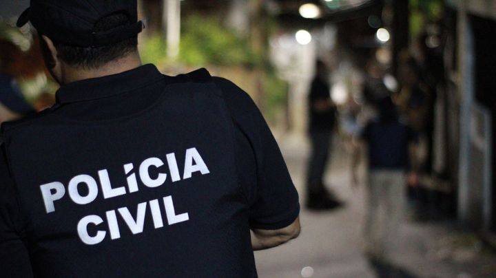 Mulher é presa em flagrante por acorrentar filho em casa
