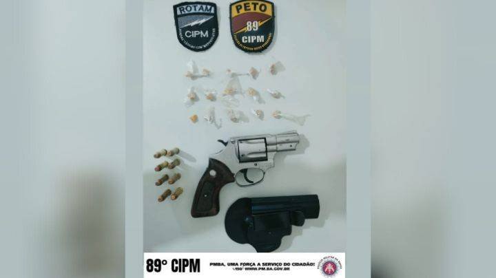 Polícia prende um homem e uma mulher suspeitos com drogas, arma e munição em Posto da Mata