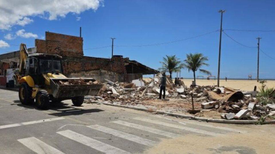 Prefeitura de Mucuri dá início à demolição de casarios em ruinas visando a construção de calçadão e quiosques na orla da Praia da Barra