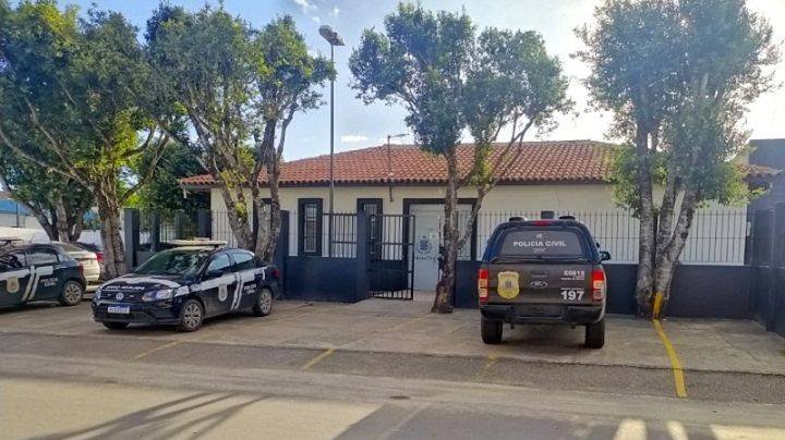 Condutor embriagado é preso pela PM após colidir veículo em residência na cidade de Nova Viçosa