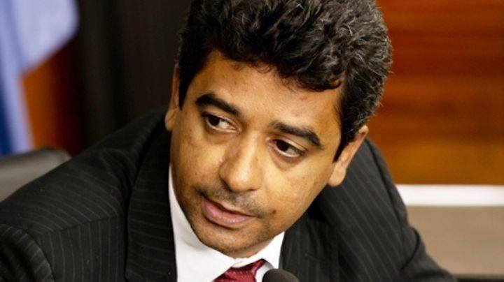 Hélio da Fisioterapia pede reparos na iluminação em rua no bairro Beira Rio, em Mucuri