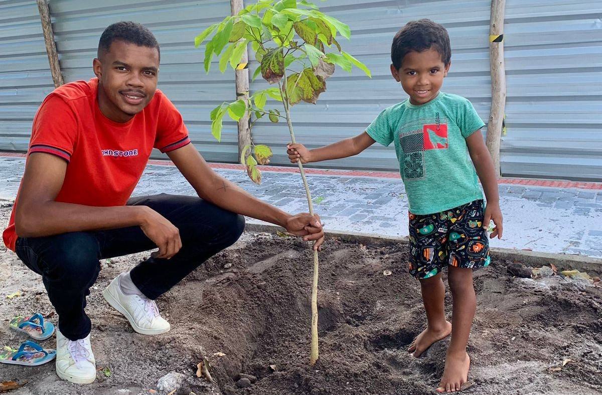 Ação do município de Mucuri reúne crianças para uma jornada de educação ambiental e plantio de árvores para cultivar um futuro sustentável em Itabatã