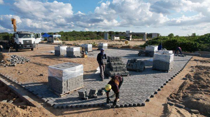Daniel Santana e Da Vitória vistoriam obras de urbanização em Guriri