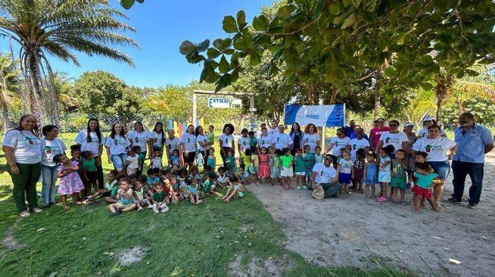 Alunos participam com a Prefeitura e EMBASA de exposição educativa e plantio de mudas em comemoração ao Dia da Árvore em Mucuri