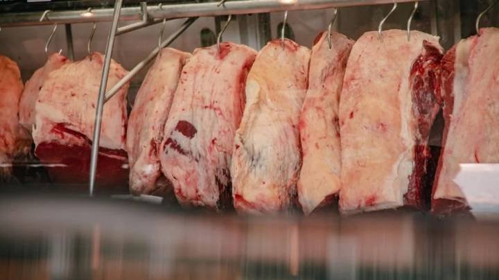 É por esta razão que você nunca deve lavar a carne antes de cozinhar