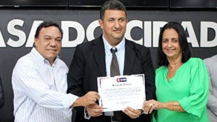 Câmara de Mucuri homenageia Cristiane Ferreira e Ilmar ‘Mazolla’ pela realização do concurso gastronômico “Comida de Boteco”