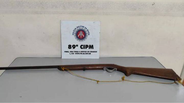 Polícia Militar apreende arma de fogo em fuga de suspeitos na zona rural de Nova Viçosa