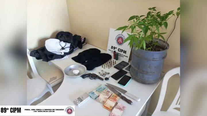 PM realiza apreensão de armas e drogas, e recupera veículo roubado em operação no Centro de Mucuri