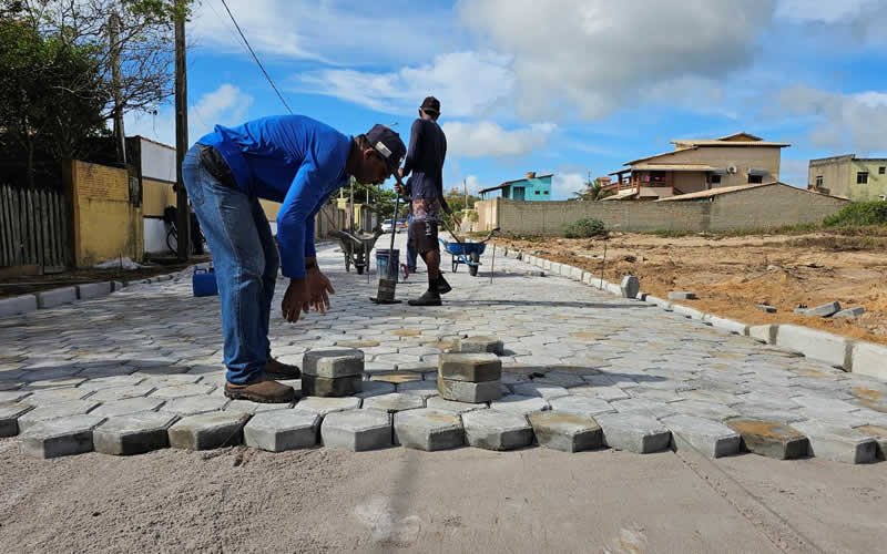 Obras de pavimentação estão redefinindo a paisagem à beira-mar na zona norte de Mucuri