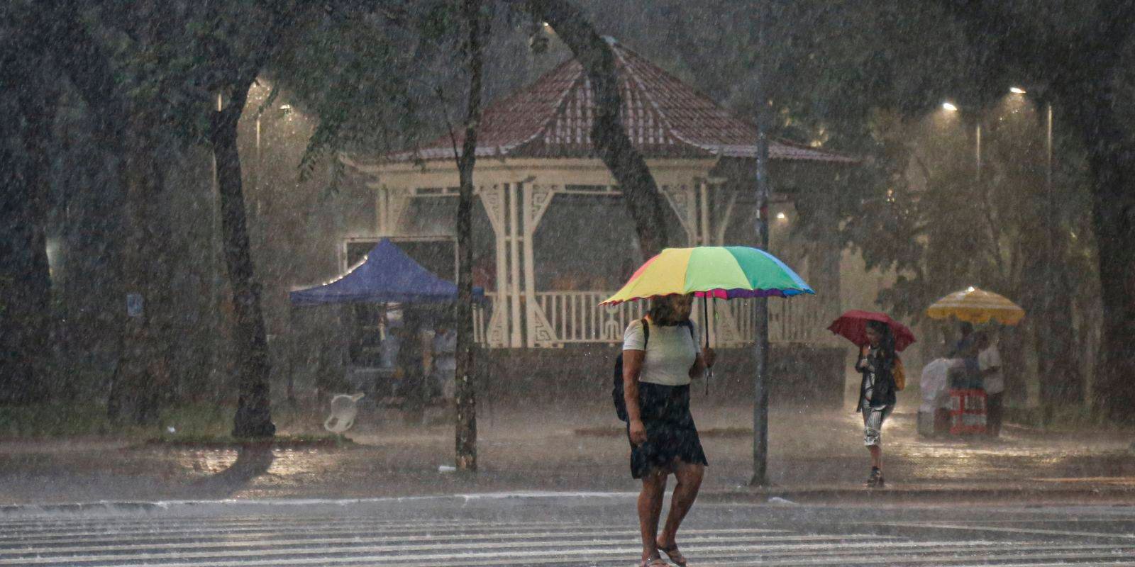 Milhares ficam sem energia após temporal em São Paulo