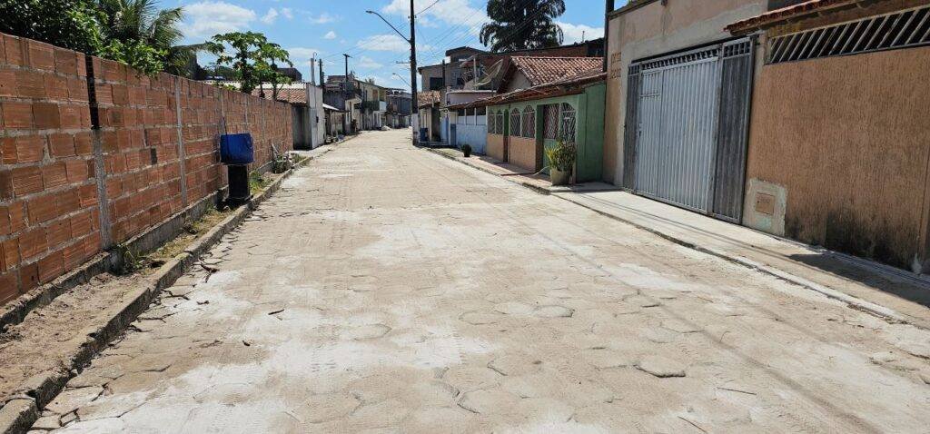 Rua Pedreira Franco recebeu ações de recuperação e renovação de bloquetes em Mucuri
