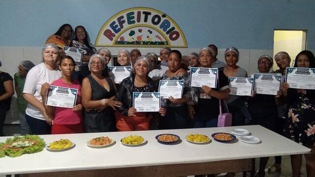 Curso de auxiliar de cozinha ativa empreendedorismo feminino e qualificação profissional em Mucuri