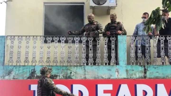 Incêndio destrói prédio  em Itabatã; instalador de placas de energia solar fica ferido