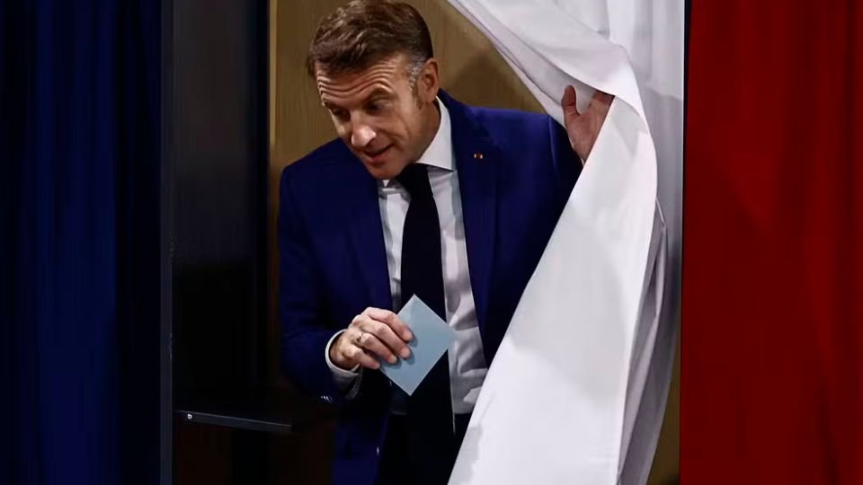 Após Macron dissolver o Parlamento, França vai às urnas com fortalecimento da extrema direita e participação alta