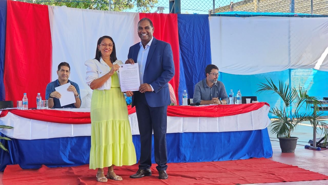 Robertinho empossa 337 novos servidores em cerimônia em Mucuri, nesta segunda-feira (22)