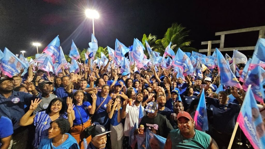 Robertinho foi seguido por uma multidão vestida de azul na sua 1ª caminhada da campanha em Mucuri