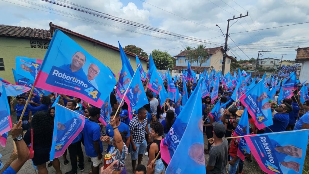 Ruas de Itabatã foram inundadas pela Onda Azul na caminhada de Robertinho e Vanderlei na manhã deste domingo (08)