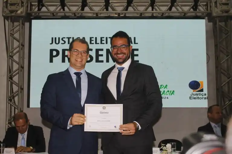 Justiça Eleitoral diploma o prefeito Marcelo Belitardo e o vice Mateus Guerra para o mandato 2025/2028 em Teixeira de Freitas