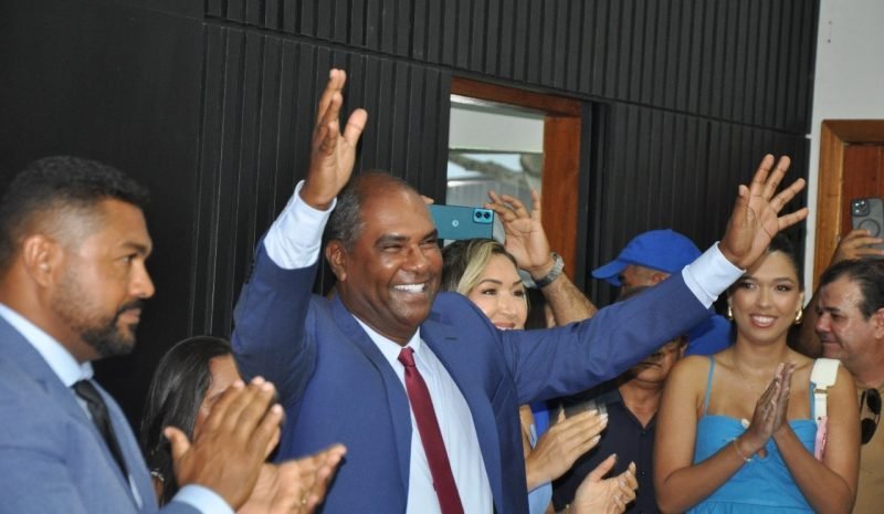 Mucuri: Robertinho atualiza salários, férias e 13º – reajusta vencimentos dos professores e implanta novo piso salarial para Agentes de Saúde e Endemias