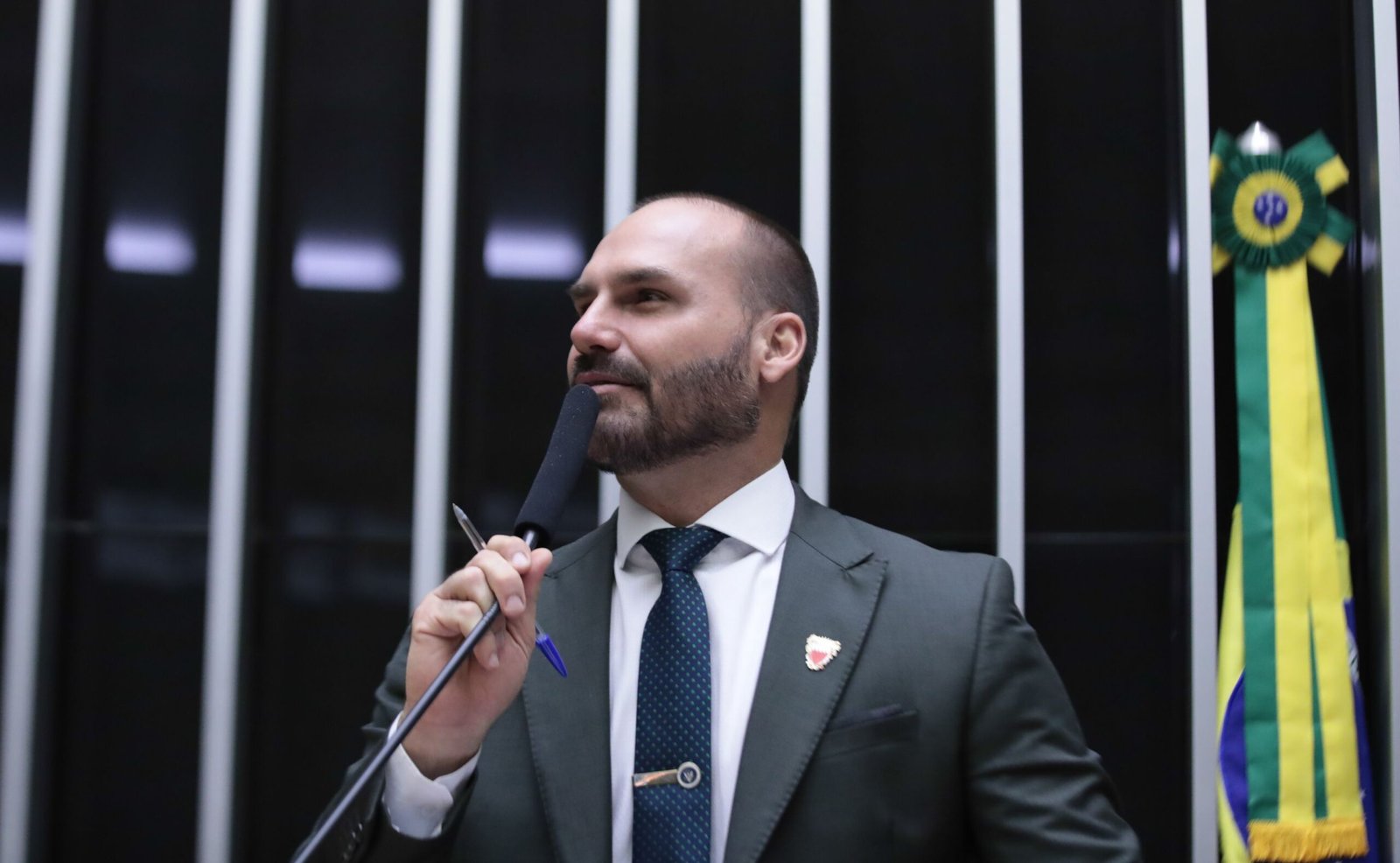 Entenda o que é um exilado político, termo utilizado por Eduardo Bolsonaro