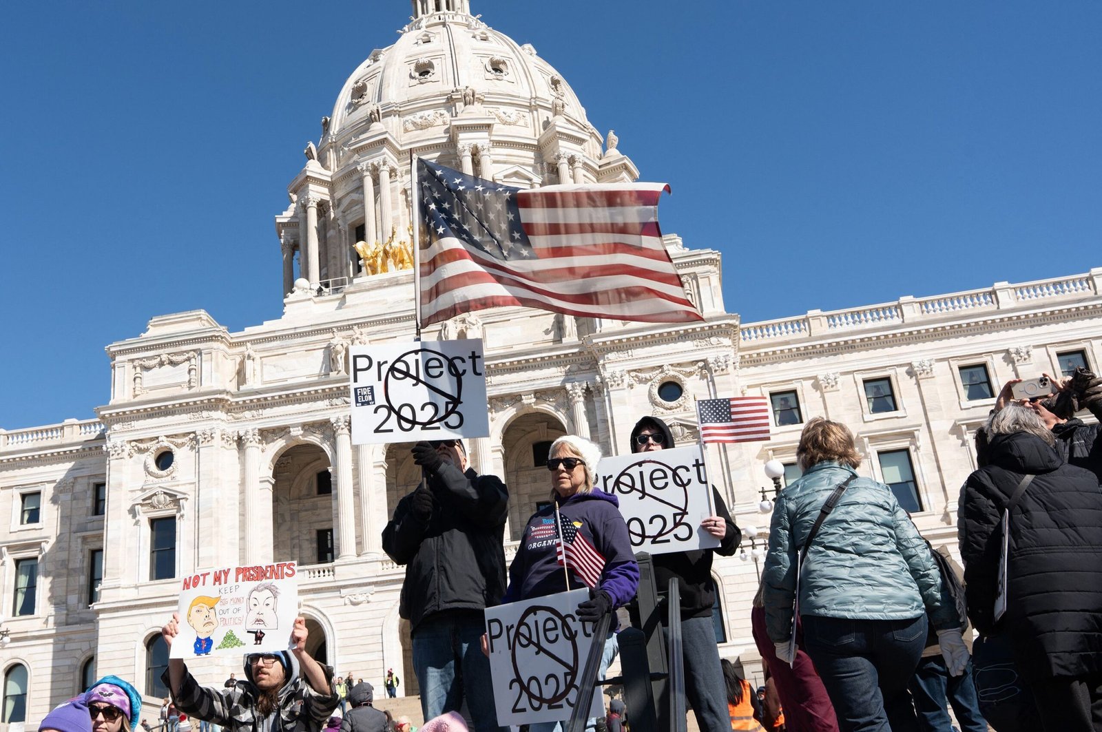 Milhares de manifestantes protestam contra Trump e Musk nos Estados Unidos