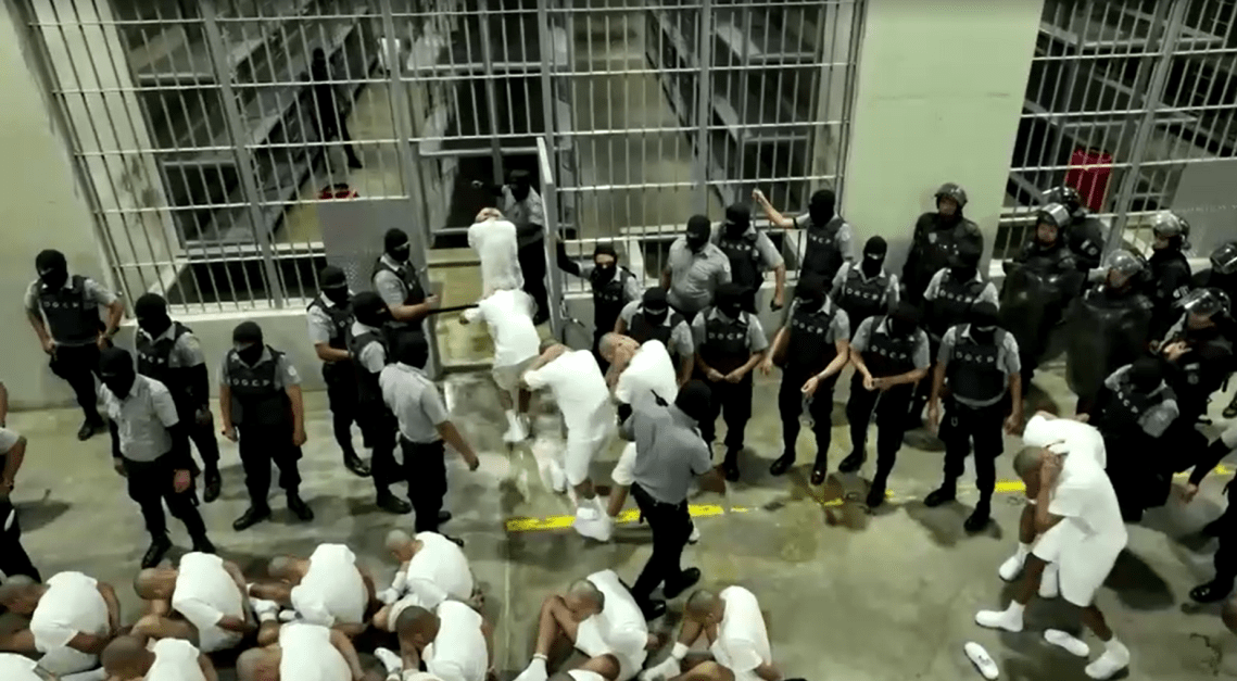 EUA admitem que deportaram homem por engano para prisão em El Salvador