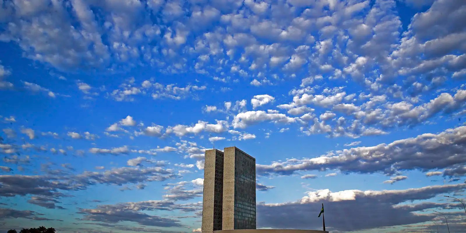 Relator antecipa fim da reeleição para 2030 e CCJ adia votação