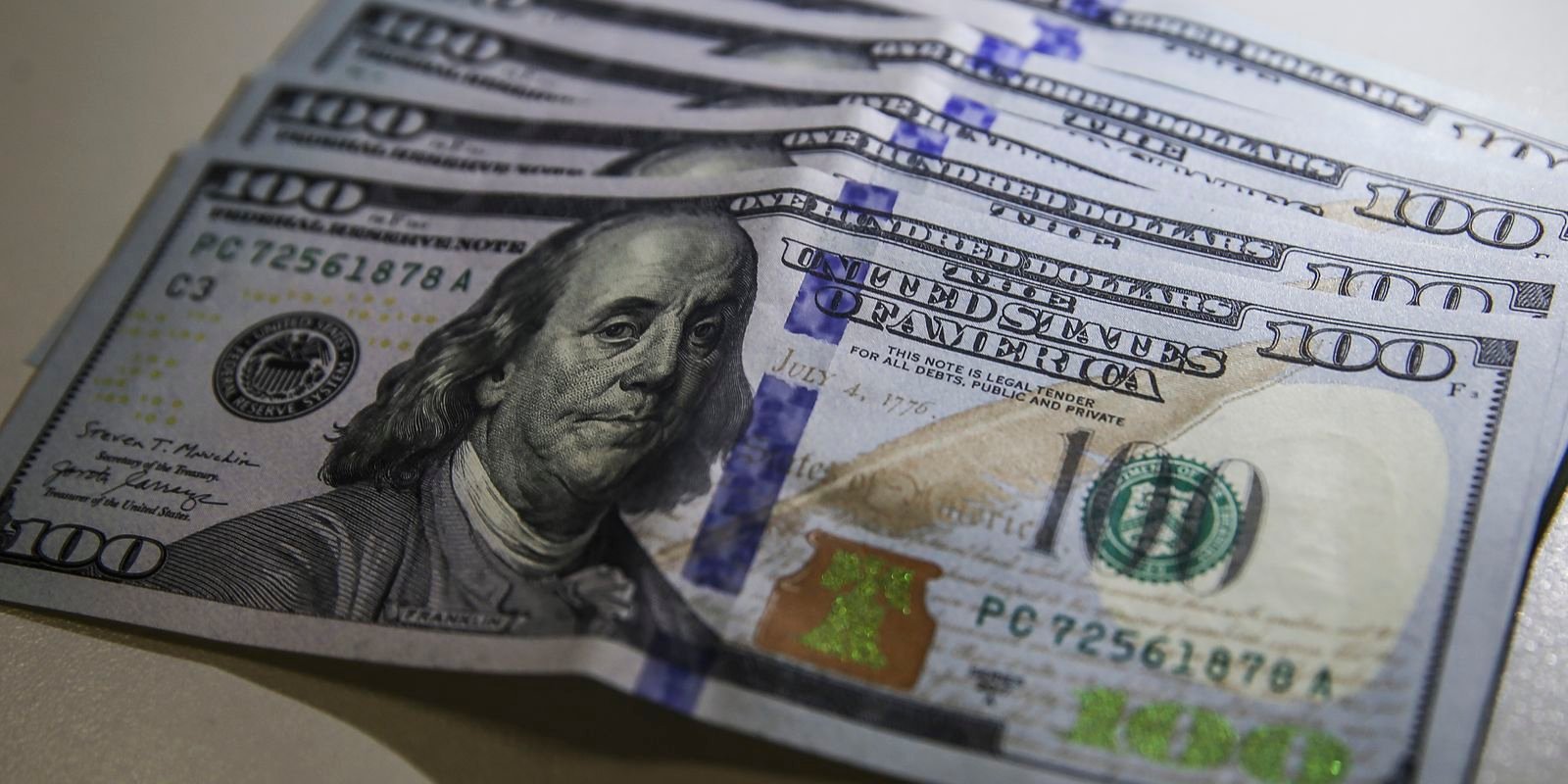Dólar cai para R$ 5,66 após suspensão de tarifas de Trump