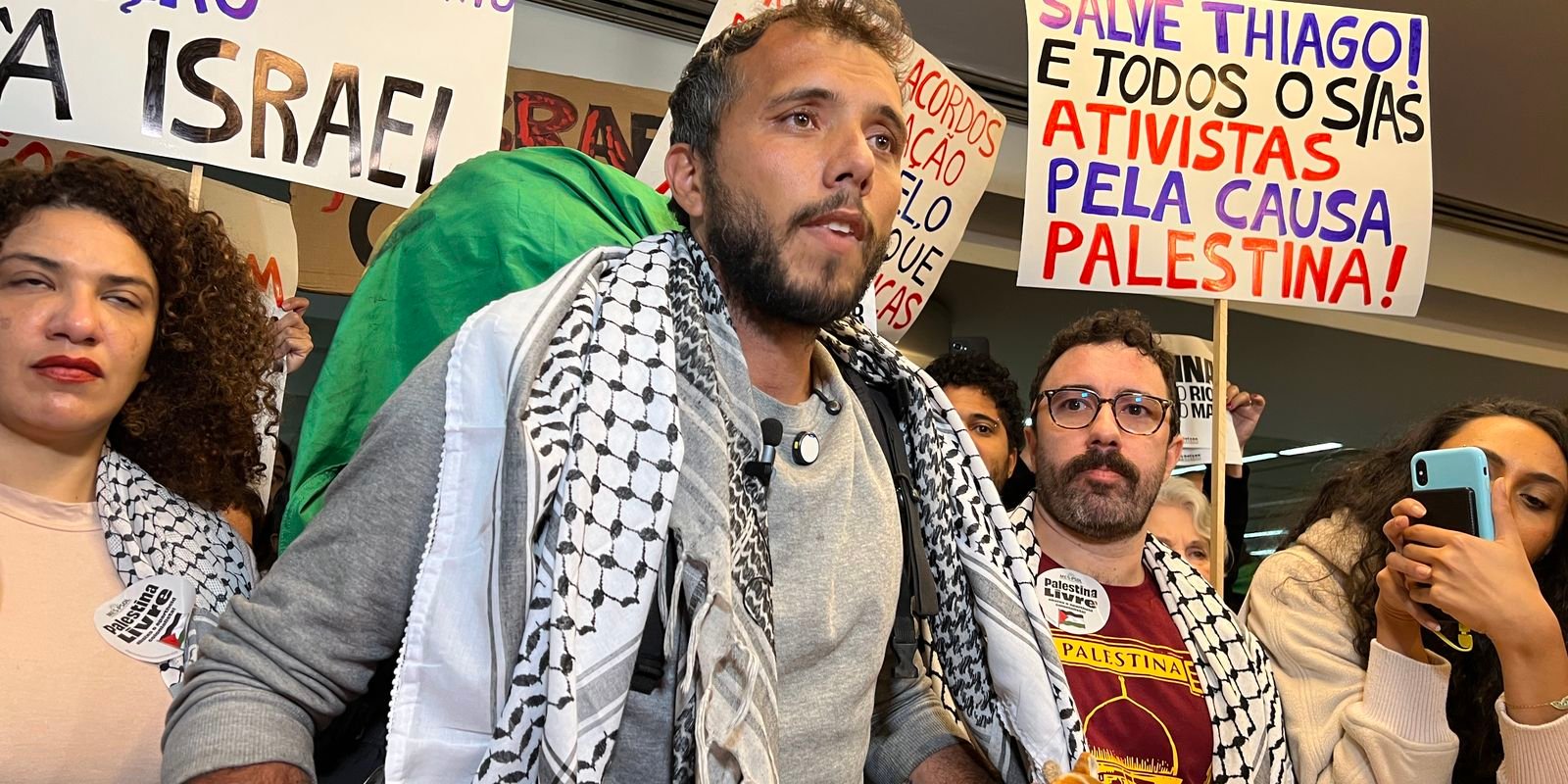 Thiago Ávila chega ao Brasil e é recebido por grupo pró-Palestina