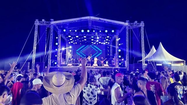 Samba e pagode baiano são destaques no resgate cultural da 2ª noite de Carnaval Mucuri 2026