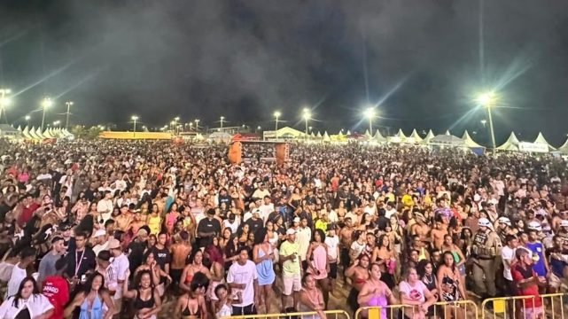 3º Dia de Festa: Multidão toma conta da Arena Praia da Barra no domingo de Carnaval em Mucuri