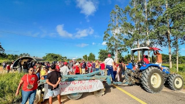 Supostos integrantes do MST bloqueiam rodovia de Mucuri alegando cobrança de atendimentos que já são prestados pelo Município aos assentamentos