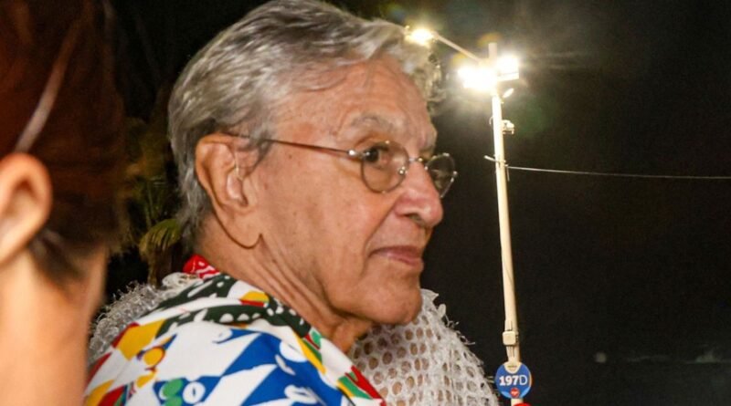 Senador acusa Caetano Veloso de ter usado armas na ditadura e é desmentido